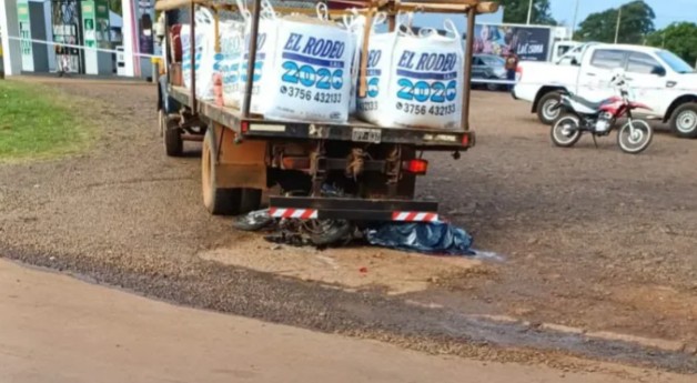 Dos muertos en el acceso a Virasoro Corrientes tras un choque entre una moto y un camión