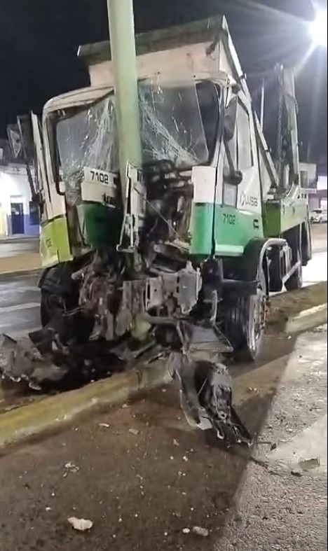 Camión de residuos colisionó contra un poste y evitó una tragedia