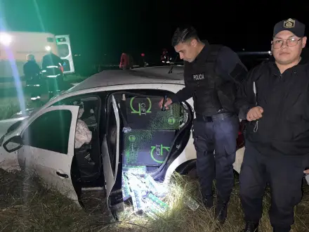 Chocó un caballo y llevaba el auto repleto de cigarrillos ilegales