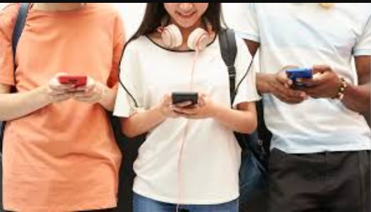 El Reino Unido también prohíbe las redes sociales para menores de 16 años