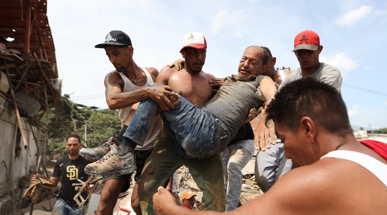 El Gobierno se suma a las tareas de rescate en Venezuela: envía médicos y perros en un avión Hércules