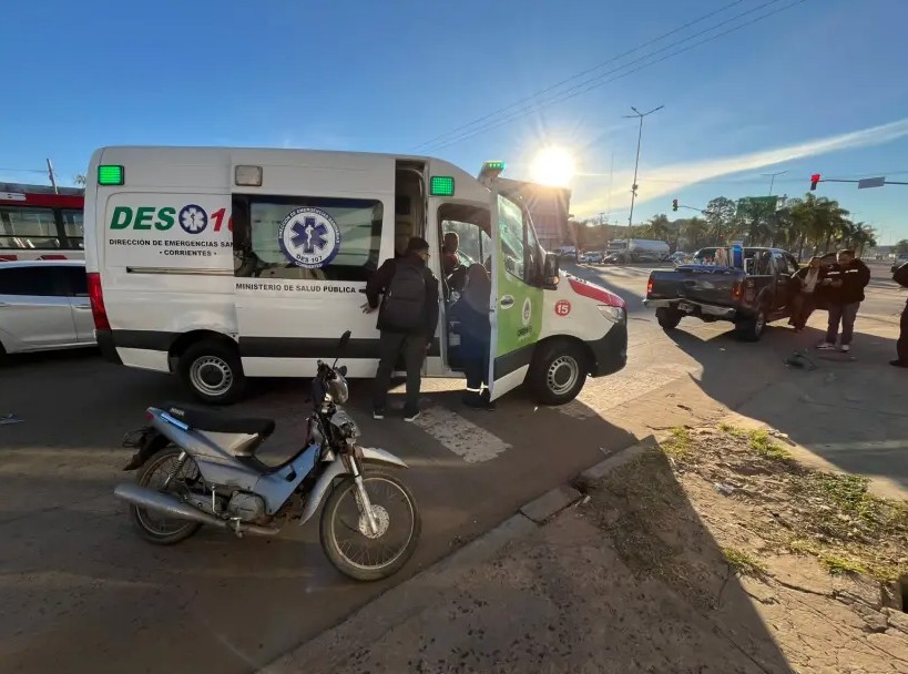 Hablaba por celular con el semáforo en verde, provocó un choque en cadena y se dio a la fuga
