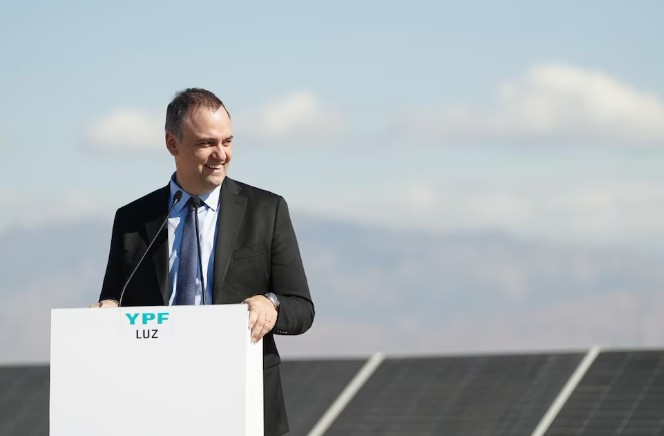 Manuel Adorni presentó su renuncia al directorio de YPF