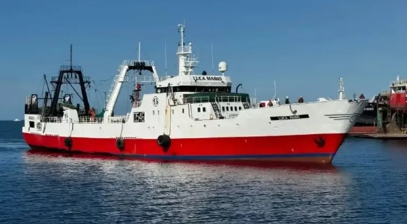 Buscan intensamente a un marinero correntino que cayó al mar durante tareas de pesca
