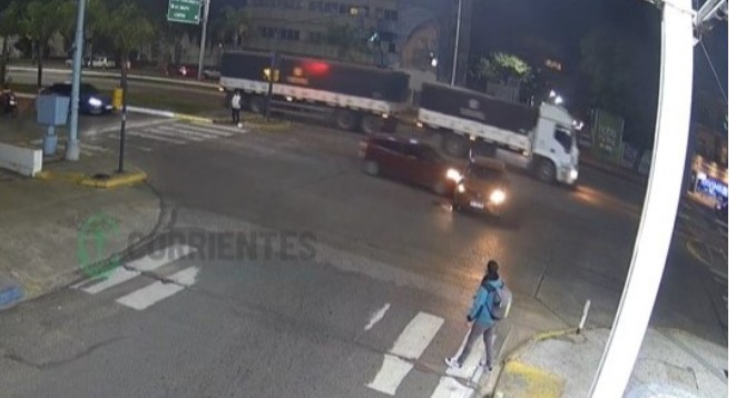 Cometió una grave infracción en la avenida 3 de Abril, chocó y un peatón se salvó de milagro