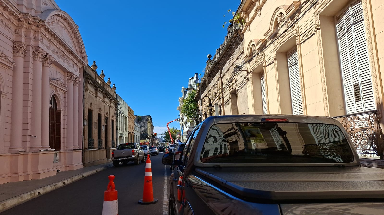 La Municipalidad avanza con el programa "Cielo Limpio" para ordenar el cableado aéreo