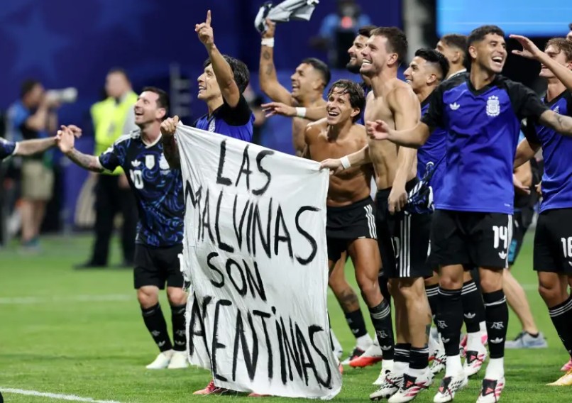 "Las Malvinas son argentinas", la bandera que colocaron los jugadores en la cancha tras el pase a la final