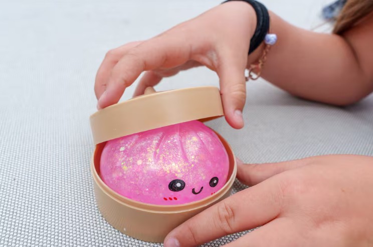 Prohíben los juguetes virales “Dumpling Squishy” en cada vez mas países: los padres están preocupados