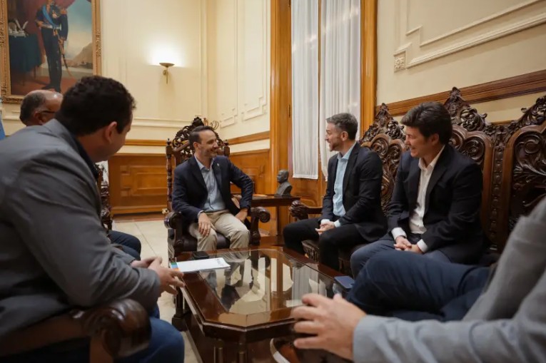 Valdés recibe a funcionarios nacionales por obras 