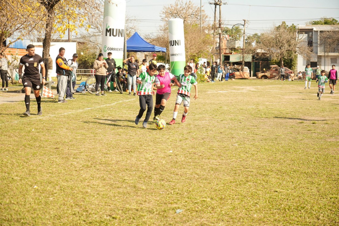 El Mundialito Sub-13 define a los últimos finalistas en el barrio San Antonio Oeste