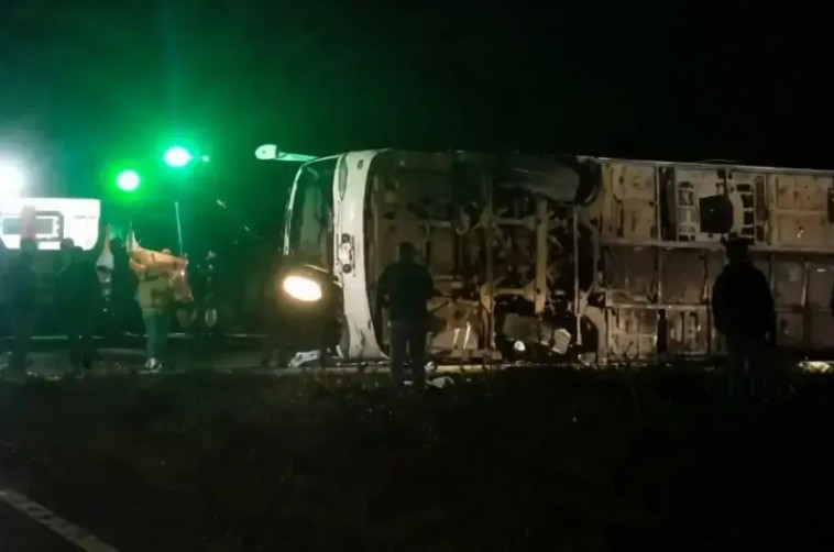 Un muerto y varios heridos tras el vuelco de un colectivo en Ruta 14