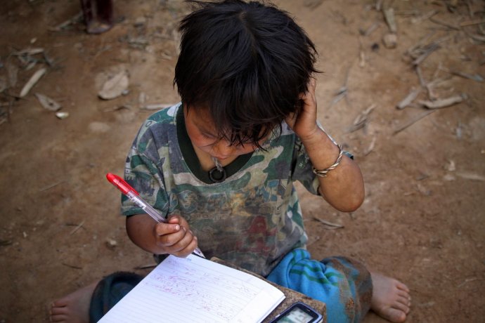 Pobreza infantil: casi 4 de cada 10 niños y adolescentes no puede acceder a ropa o calzado, según la UCA
