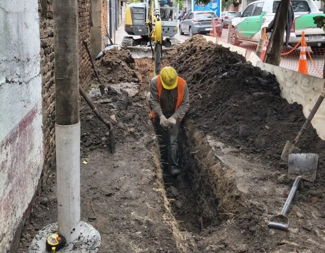 Renuevan 120 metros de red de agua y conexiones domicilias en calle Rivadavia