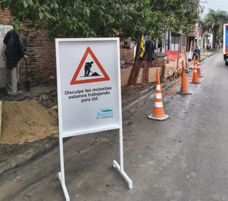 Aguas de Corrientes renueva 120 metros de red de agua y conexiones domiciliarias en calle Rivadavia