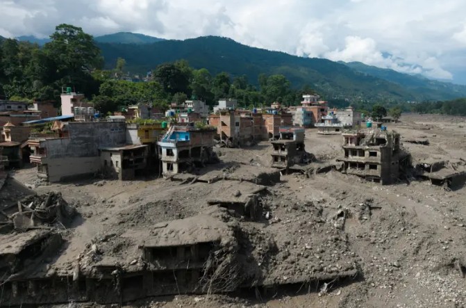 Una riada entre Nepal y el Tíbet mata a más de 160 personas y destruye puentes y carreteras