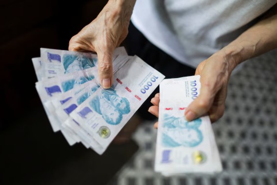 El salario mínimo, vital y móvil llegará a $437.000 en abril de 2027