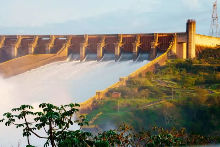 Itaipú abrió sus compuertas y hay alerta en Corrientes y Misiones por gran caudal de agua