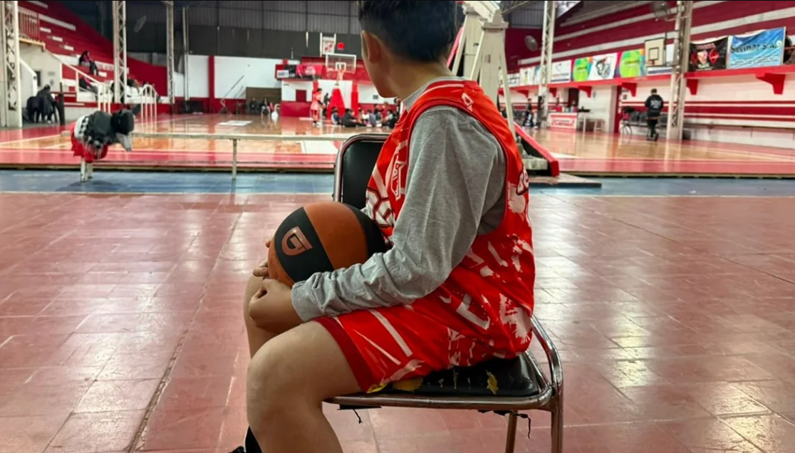 Adopción en Corrientes: buscan una familia para Manu, un niño de 12 años