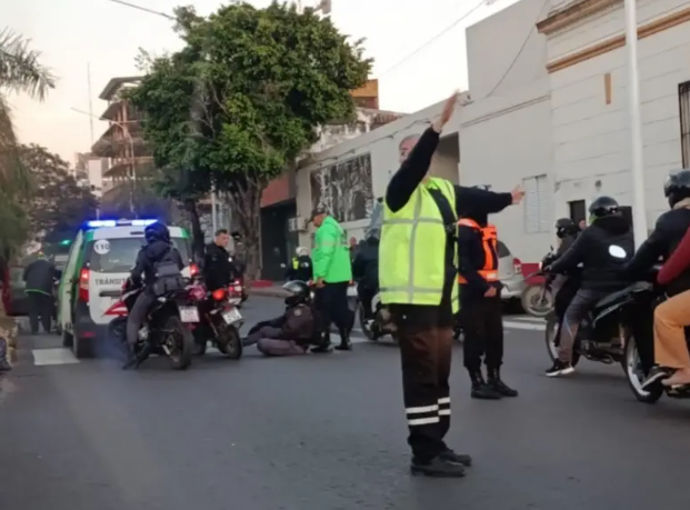 Choque entre penitenciarios en moto y un móvil municipal deja un herido
