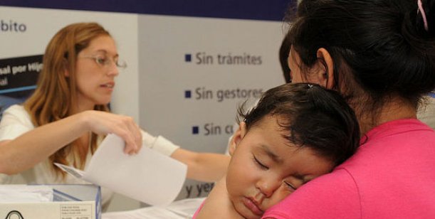 AUH: cambió la forma de acreditar controles de salud y regularidad escolar para cobrar el 20% retenido