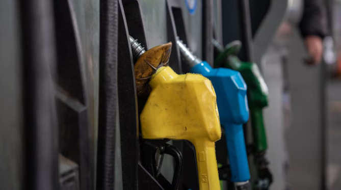 El Gobierno volvió a postergar un mes el aumento de los impuestos que se trasladan a los precios de la nafta y el gasoil