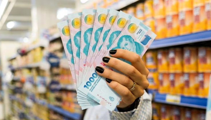 Los argentinos recortaron en el último año gastos en alimentos y remedios para sostener su vivienda