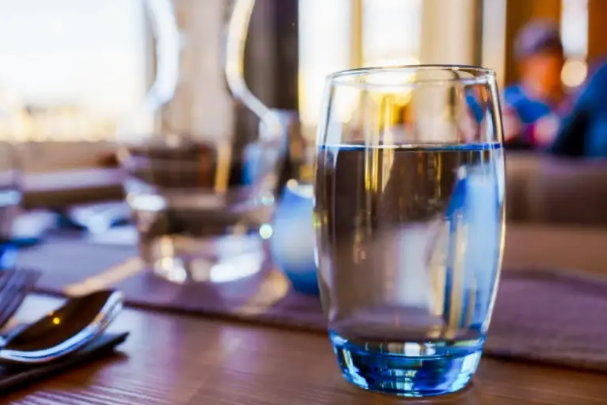 Proponen que bares y boliches ofrezcan agua gratis sin exigir consumos