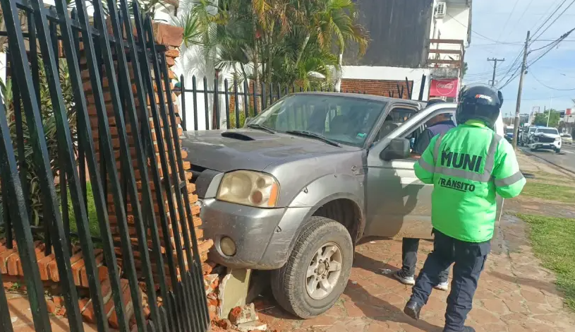 Una camioneta chocó a un vehículo de reparto estacionado y lo incrustó contra el frente de una vivienda