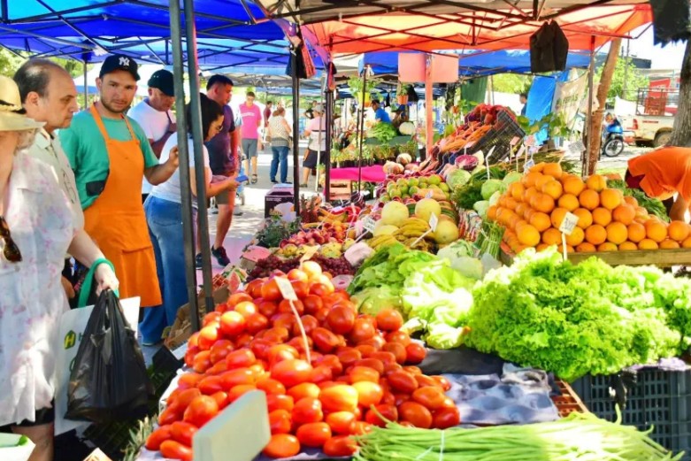 Productos frescos, artesanías y gastronomía en una nueva semana de feria