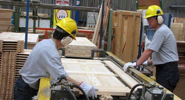 El empleo formal suma 14 meses en caída y el salario mínimo está en su piso histórico